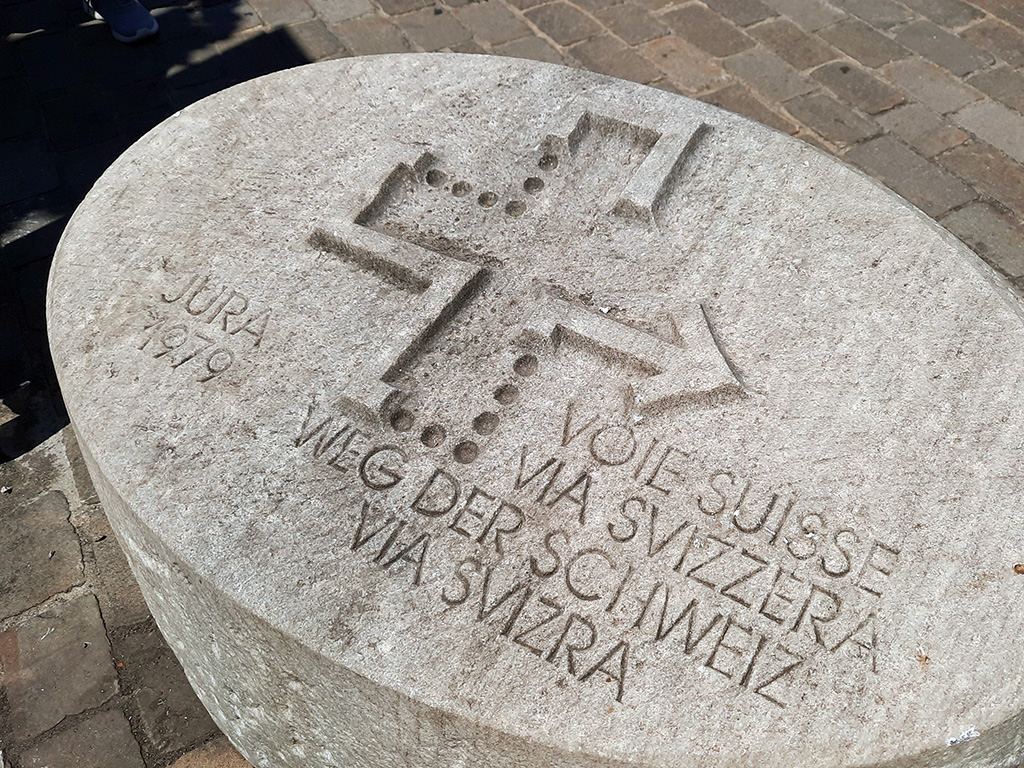 Piedra de orientación en la vía de Suiza