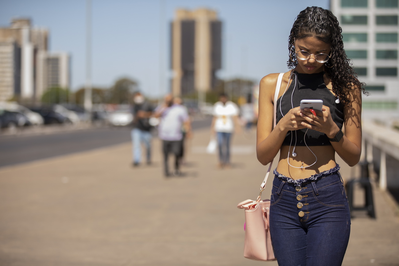 Ragazza con il cellulare.