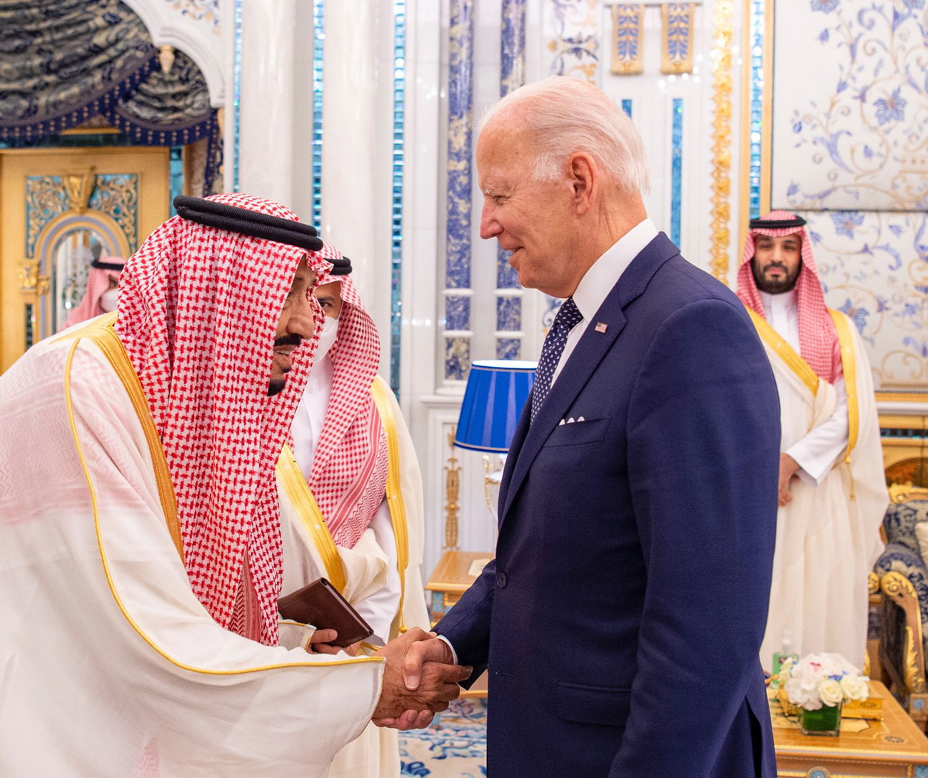 Il re saudita Salman bin Abdulaziz Al Saud riceve Joe Biden.
