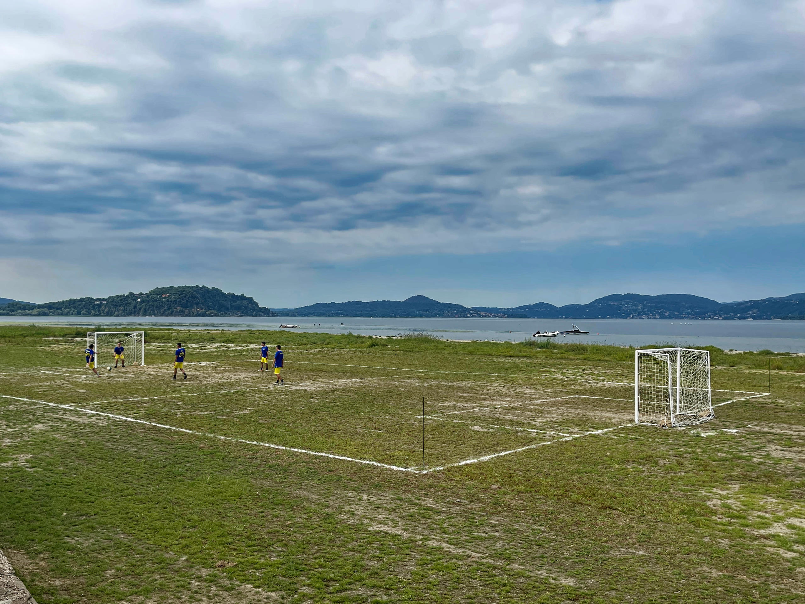 Un pallone e un prato dove prima c era l acqua.