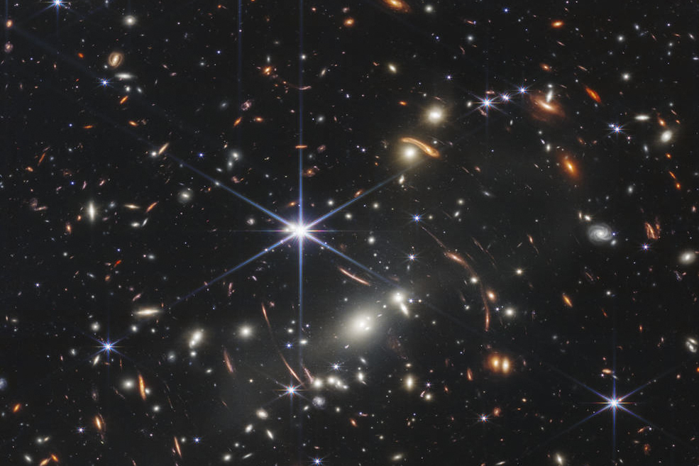 Ein Bild mit Sternen und Galaxien - das erste Bild des James-Webb-Teleskops