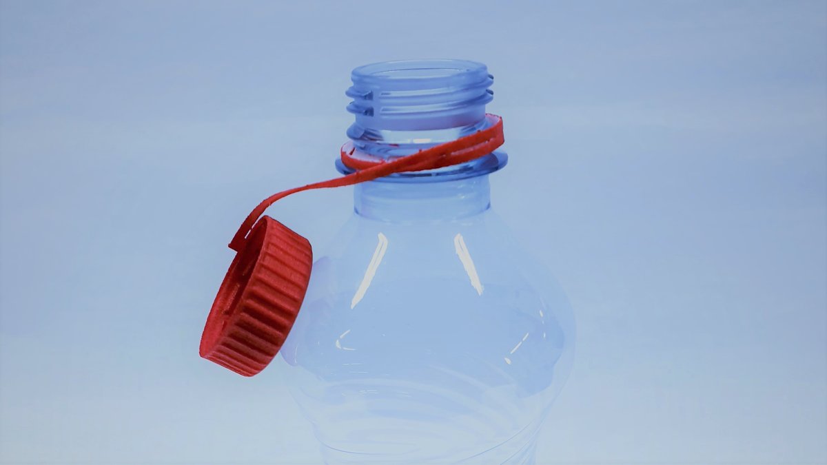 Un tappo che non si stacca dalla bottiglia in PET.