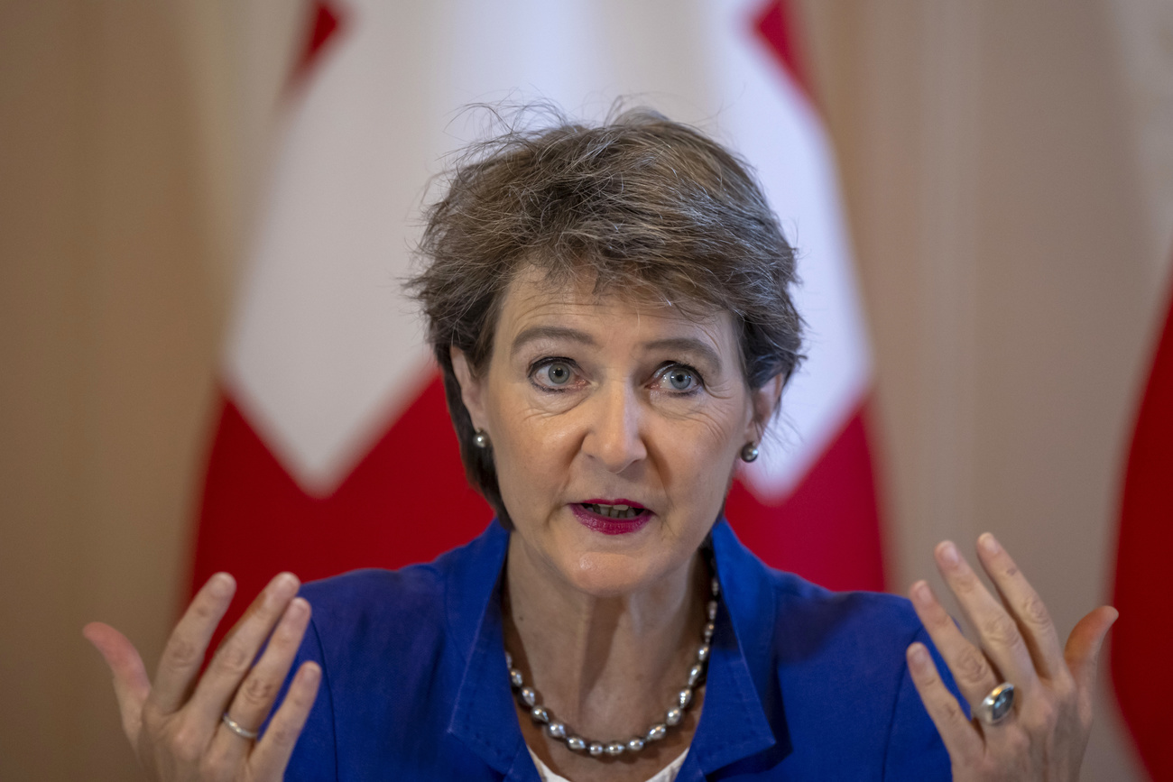 Femme s exprimant devant un drapeau suisse