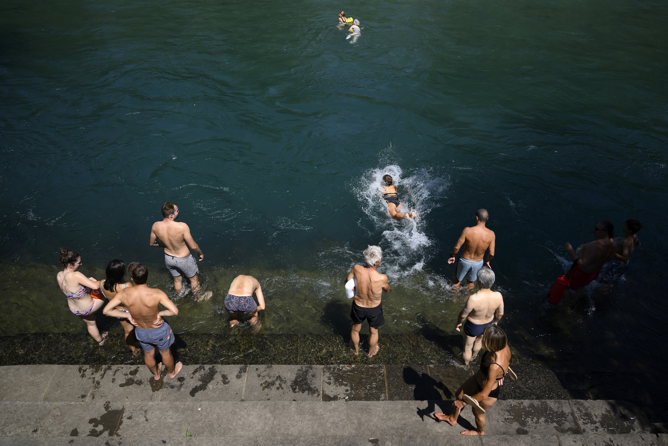 pessoas pulando em um rio