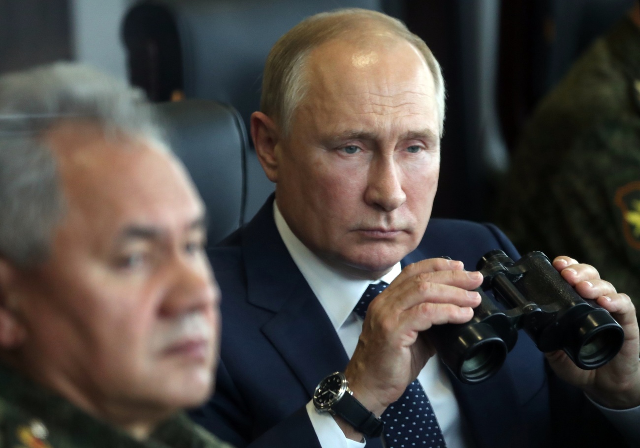 Le président russe avec sa montre et des jumelles