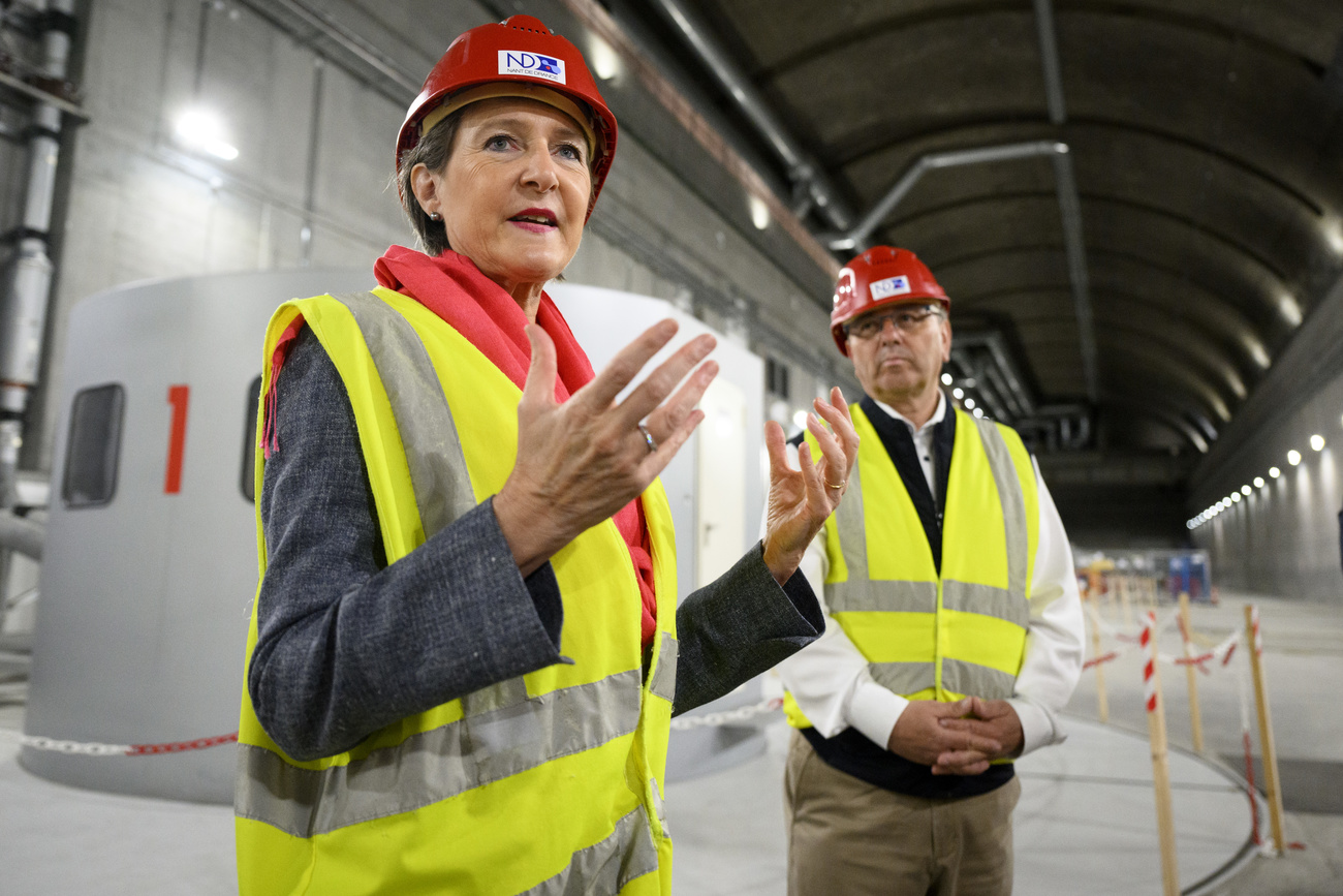 Energy Minister Sommaruga in yellow vest and red hard hat