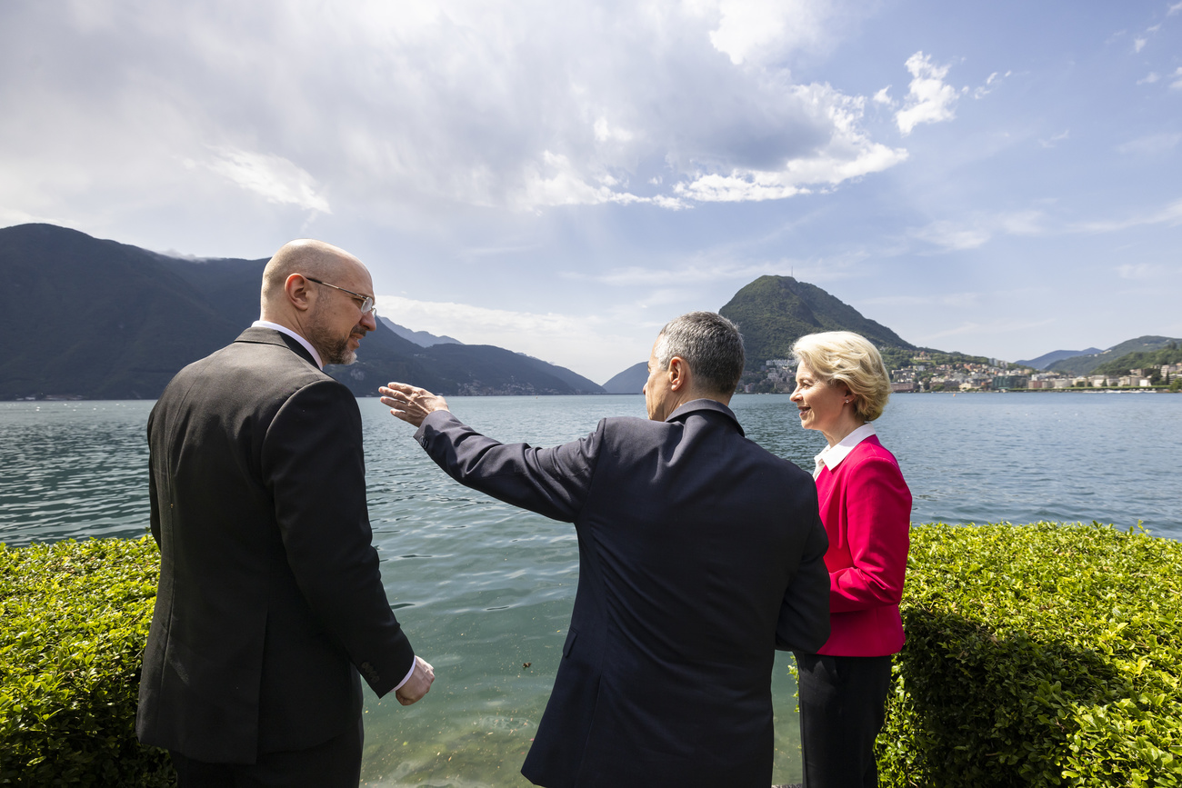 Le premier ministre ukrainien, le président suisse, et la présidente de la commission européenne à Lugano.