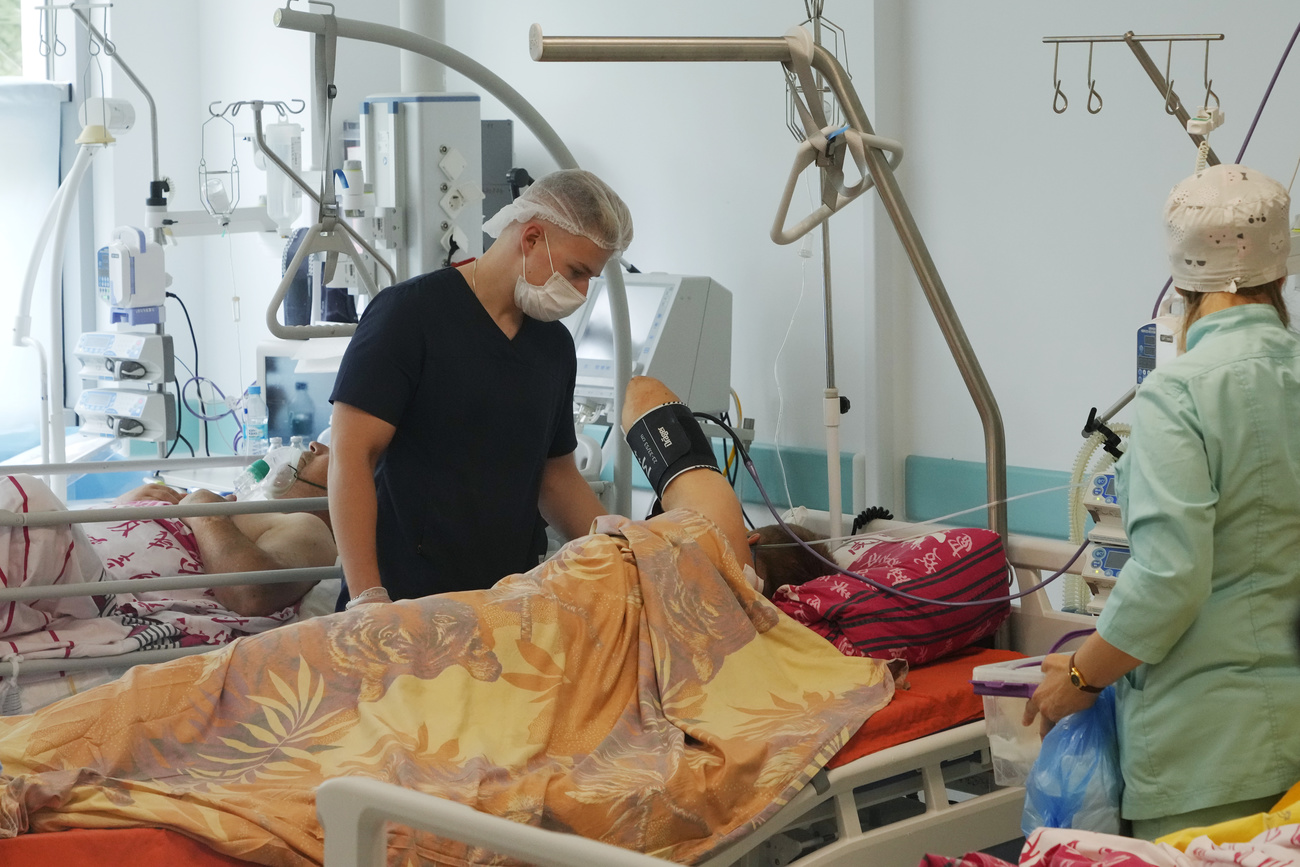 医务工作者在乌克兰文尼察市(Vinnytsia)一所医院内照料病人。