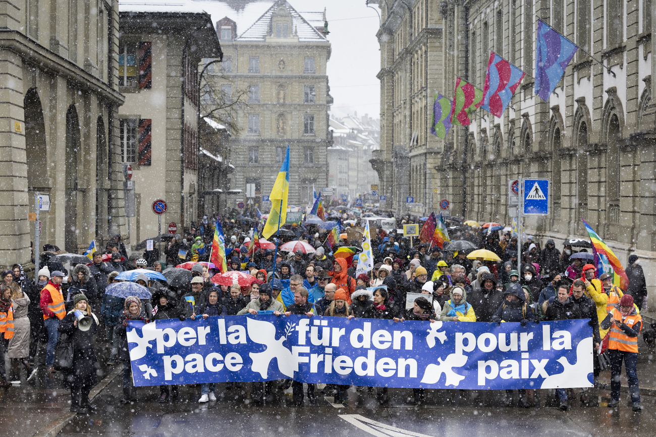Demonstranten nehmen an einer nationalen Demonstration gegen die russische Invasion in der Ukraine in Bern.