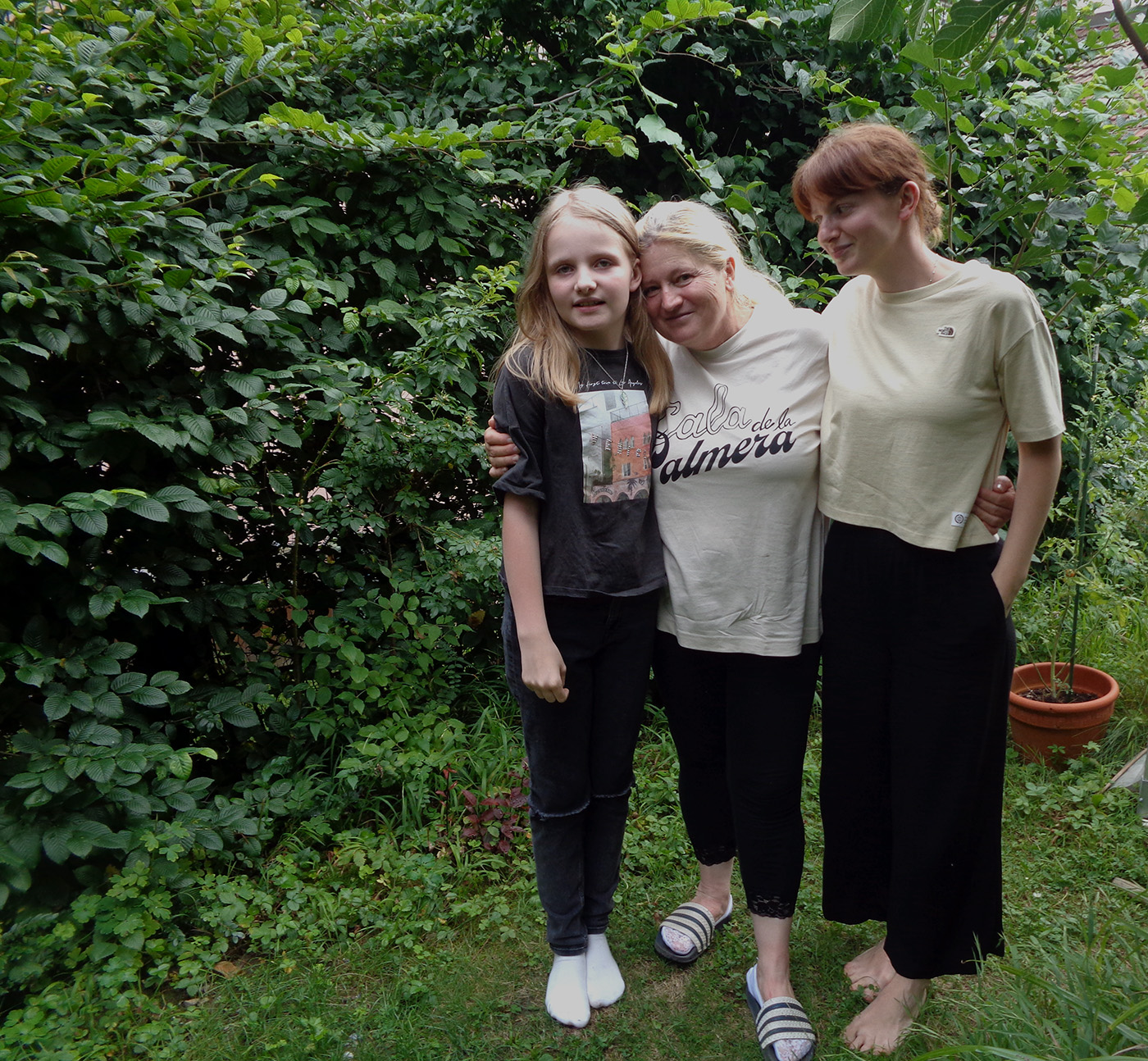 Viktoriia und Polina umarmen ihre Grossmutter