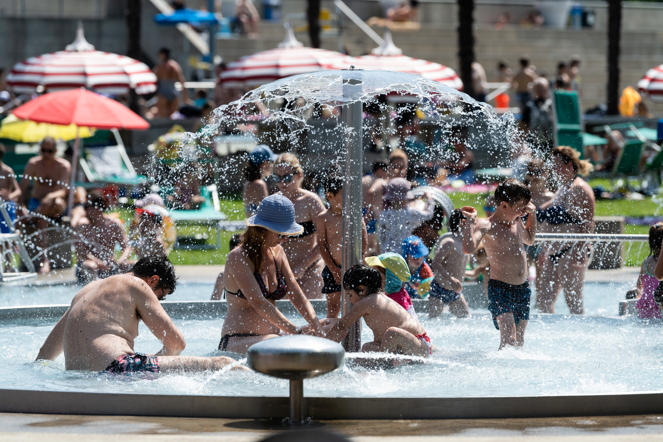 Diverse persone dentro a una fontana