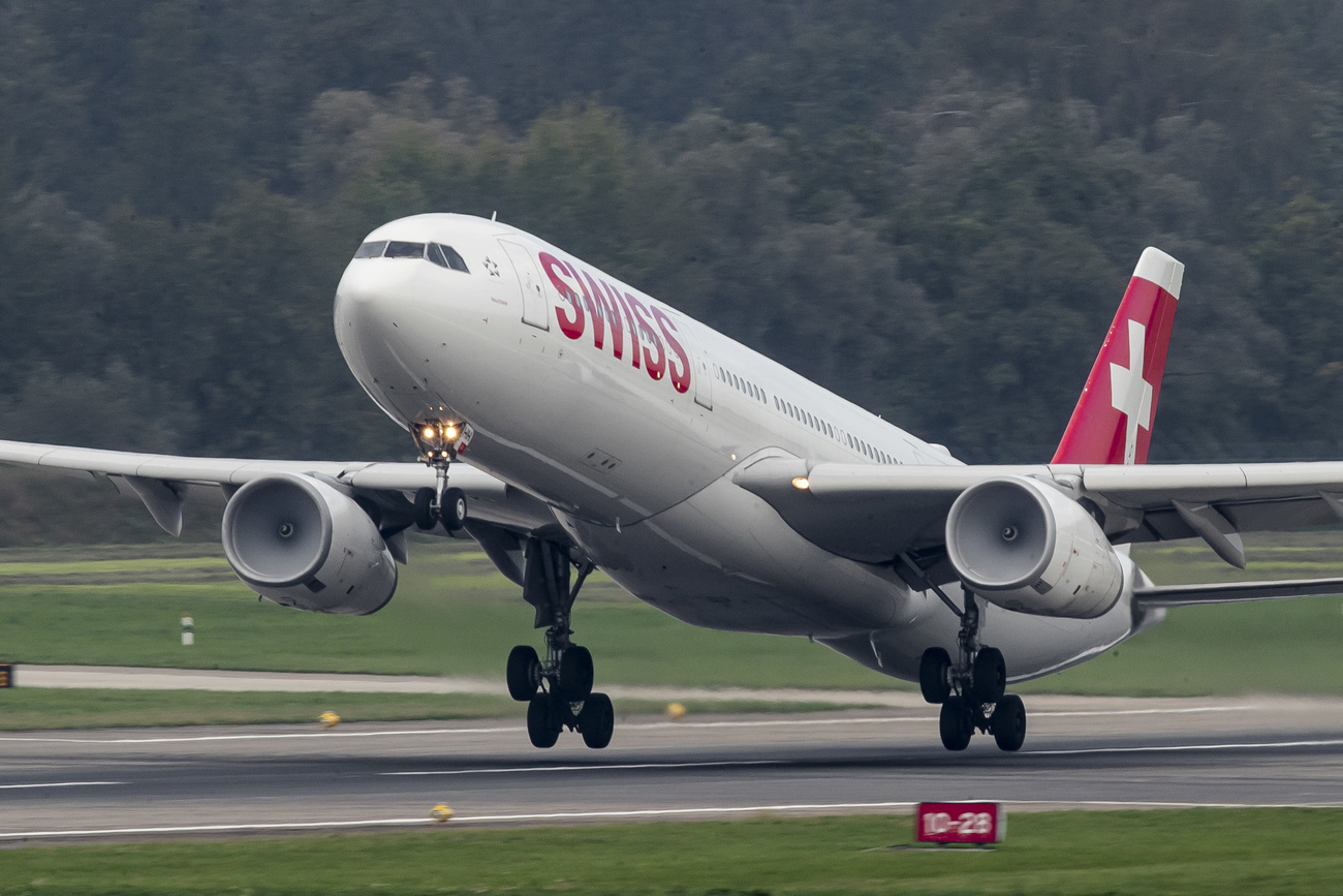 Avião aéreo SWISS decolando