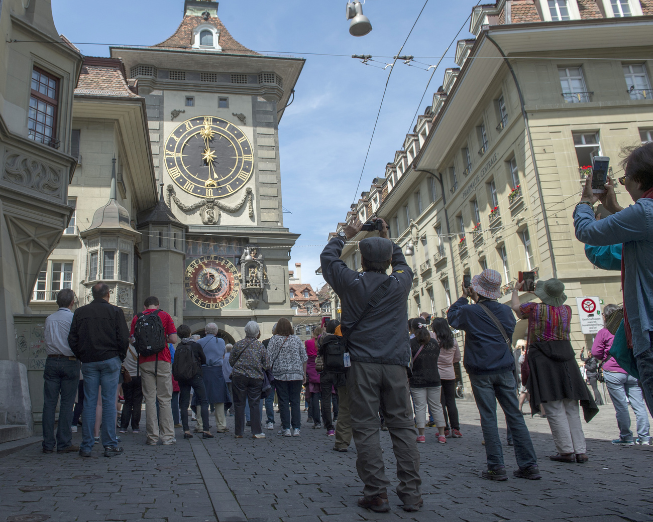 persone fotografano la torre dell orologio