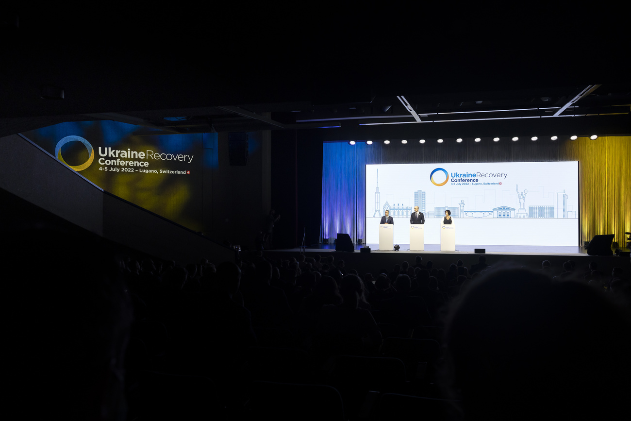 tre persone su un palco fotografato da lontano