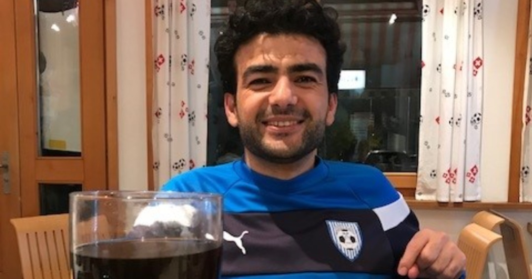 Portrait von Thair Alsaadi im Fussballtrikot