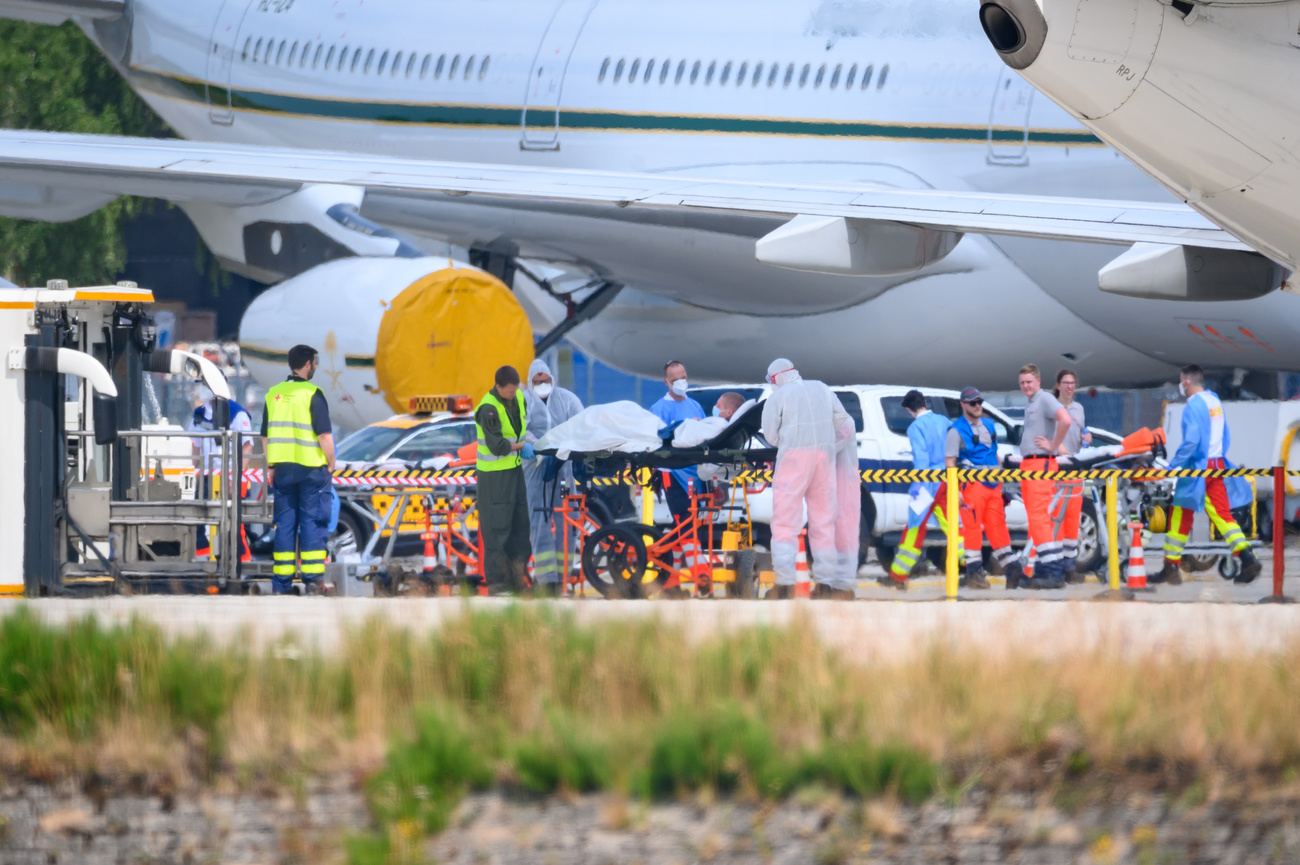 Ein verletzter Ukrainer wird nach Deutschland transportiert