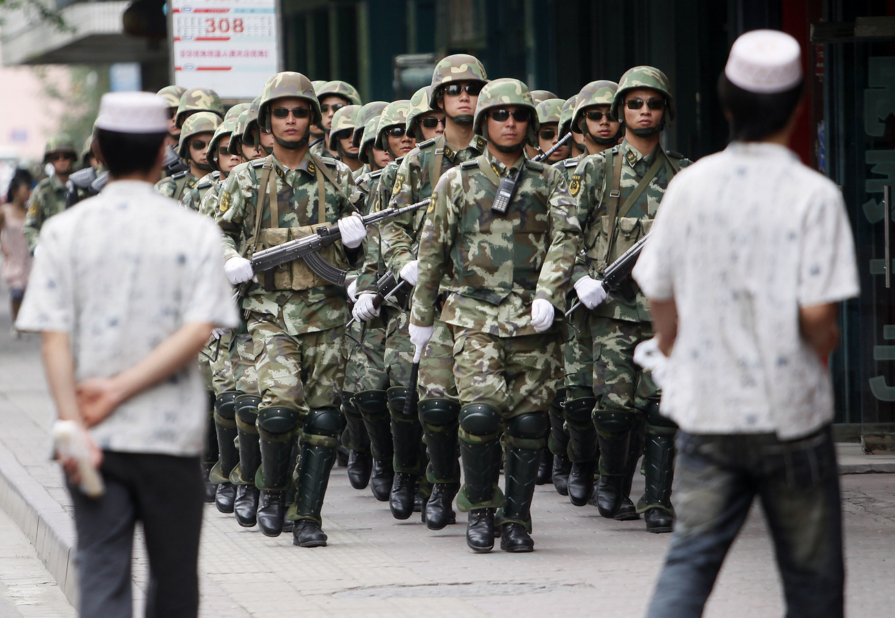 ウルムチの路上をパトロールする中国憲兵隊