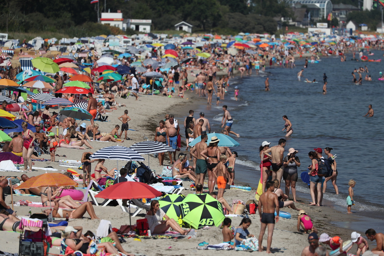 Praia lotada de gente