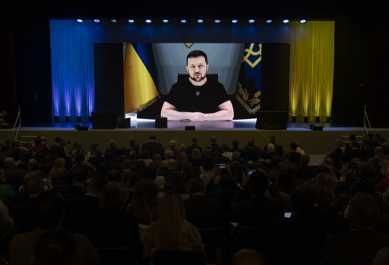 الرئيس الأوكراني فولوديمير زيلينسكي مخاطبا المشاركين في مؤتمر لوغانو