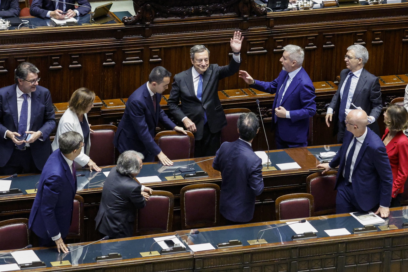 Draghi saluta alla Camera i deputati che lo hanno sostenuto con una standig ovation.