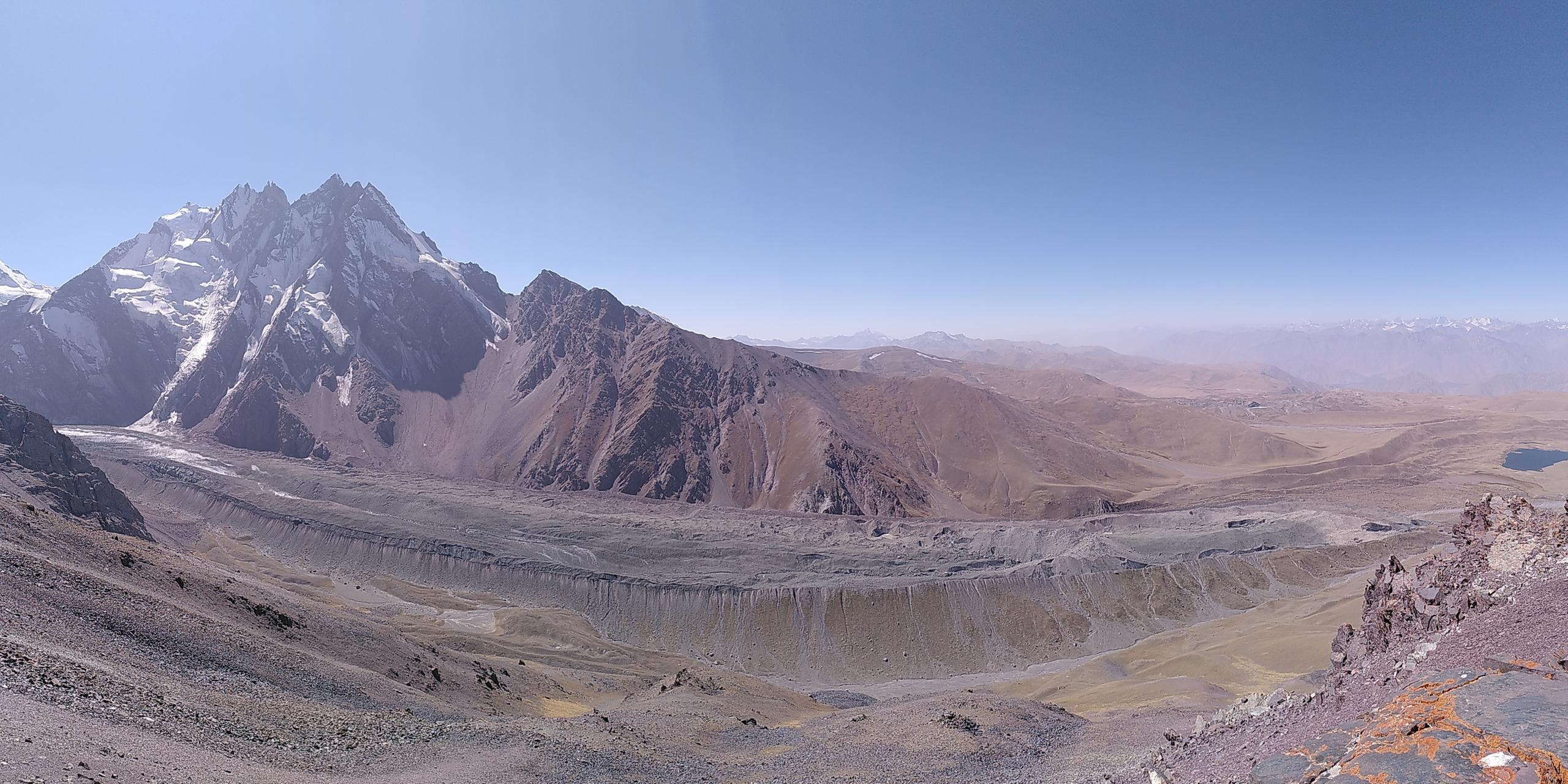 Parte inferior del glaciar cubierta por escombros.