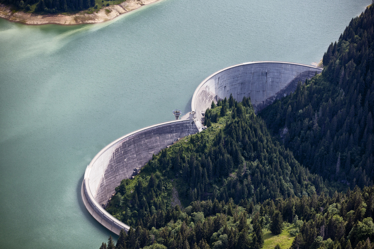 Water reservoir and dam