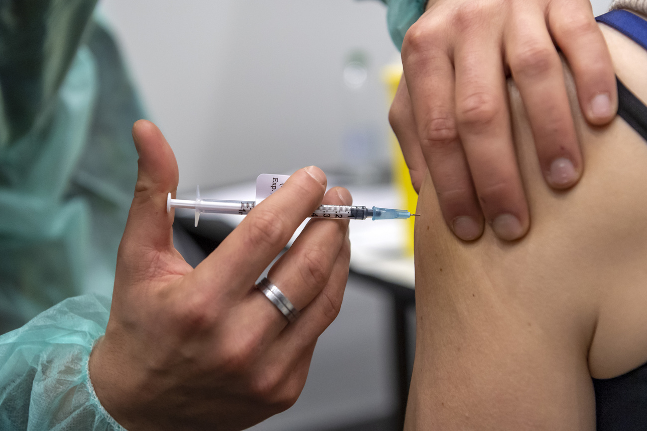 أشخاص بصدد التطعيم ضد كوفيد-19
