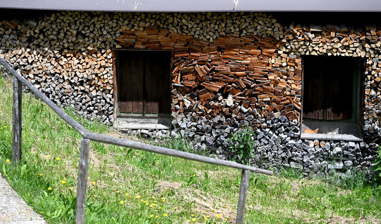 Bois de chauffage devant une maison
