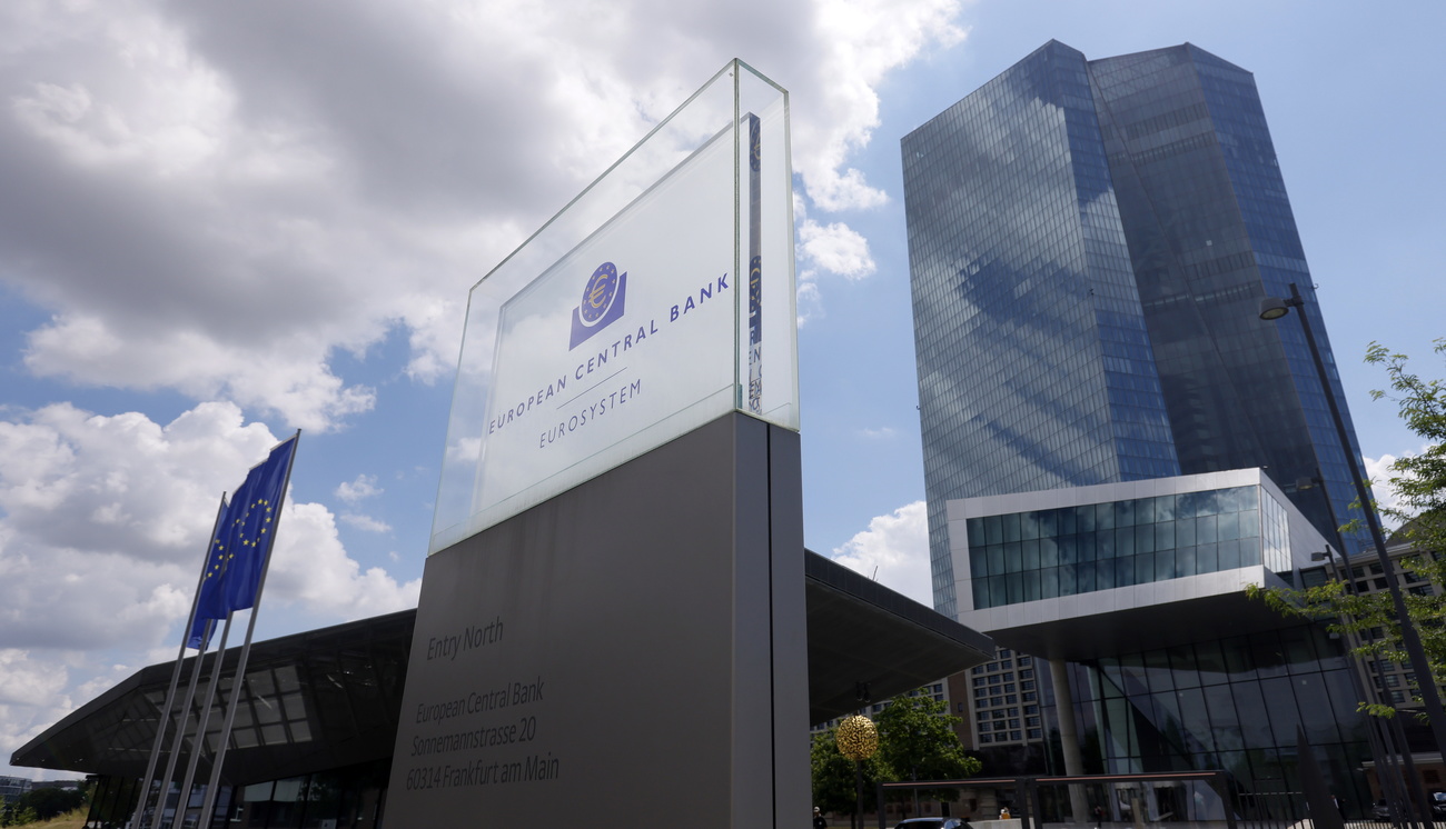 grattacieli contro cielo azzurro e nuvole bianche