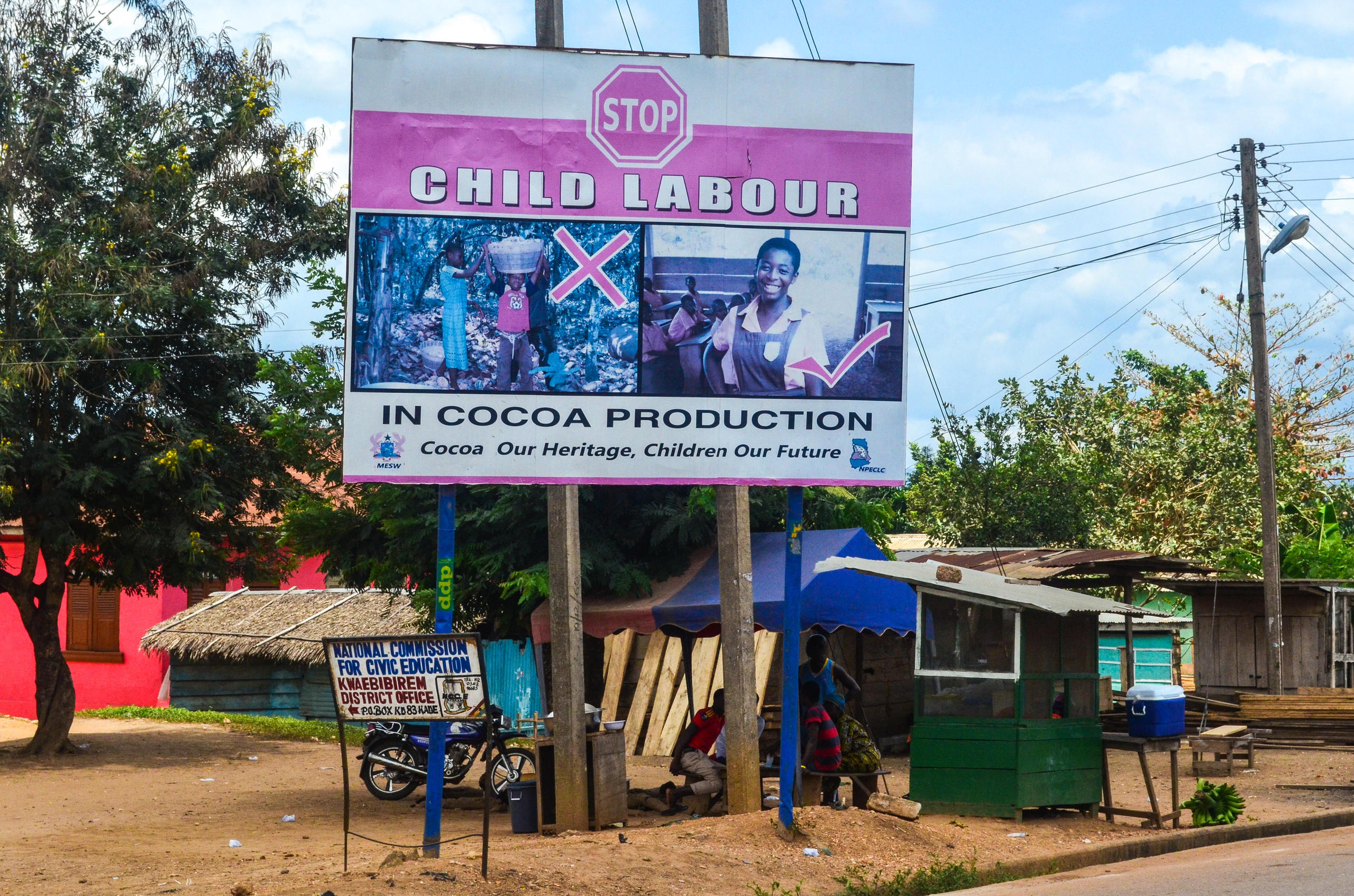 カカオ生産の児童労働に反対する看板