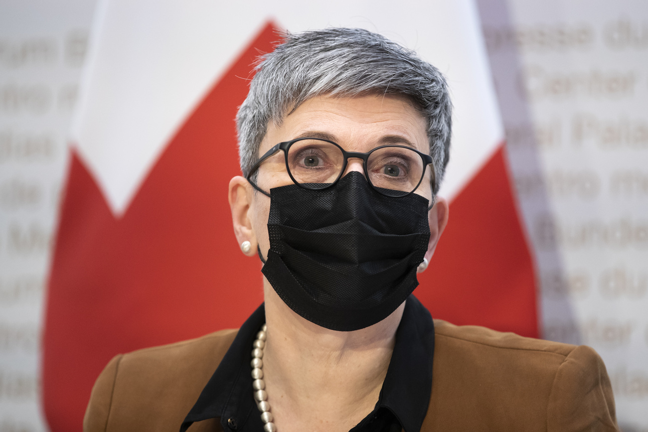 Primo piano di Nicoletta della Valle con mascherina.