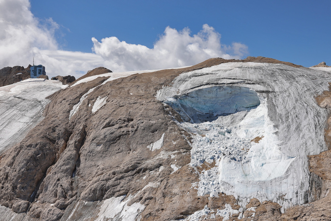 Il ghiacciaio della Marmolada vista da un elicottero.