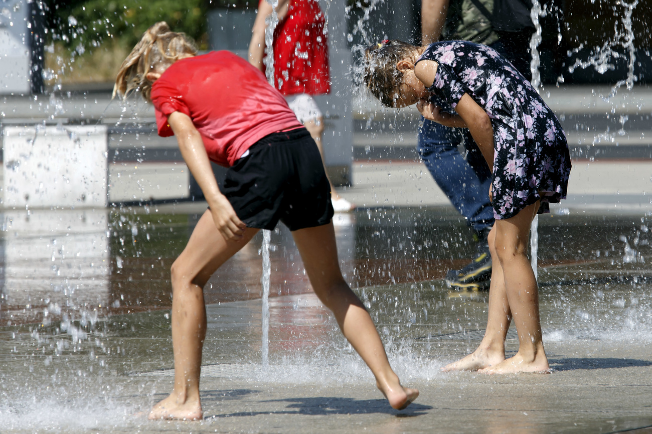 bambini giocano con acqua di fontana