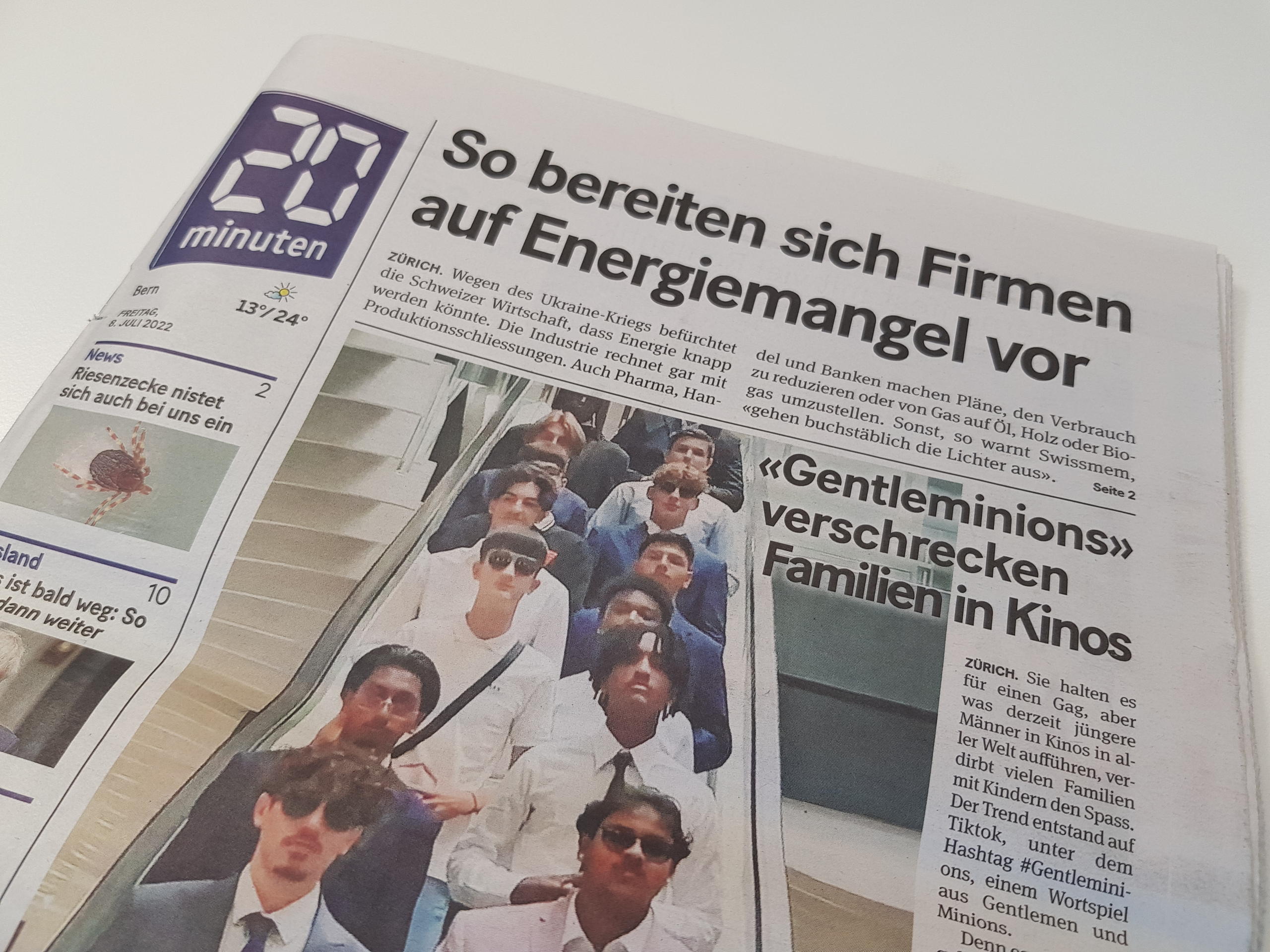 Junge Männer in Anzügen