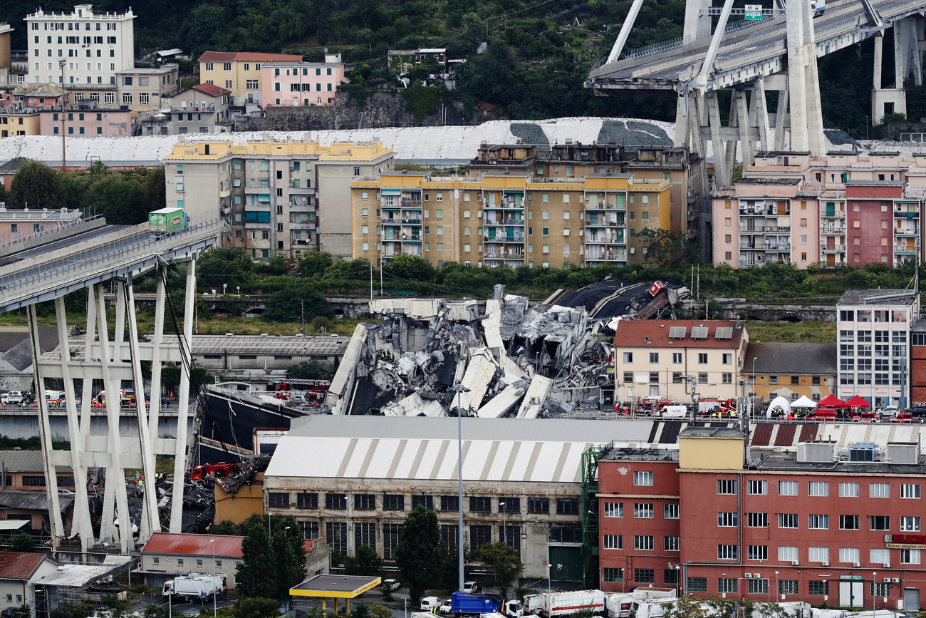 Il Ponte Morandi dopo il crollo.