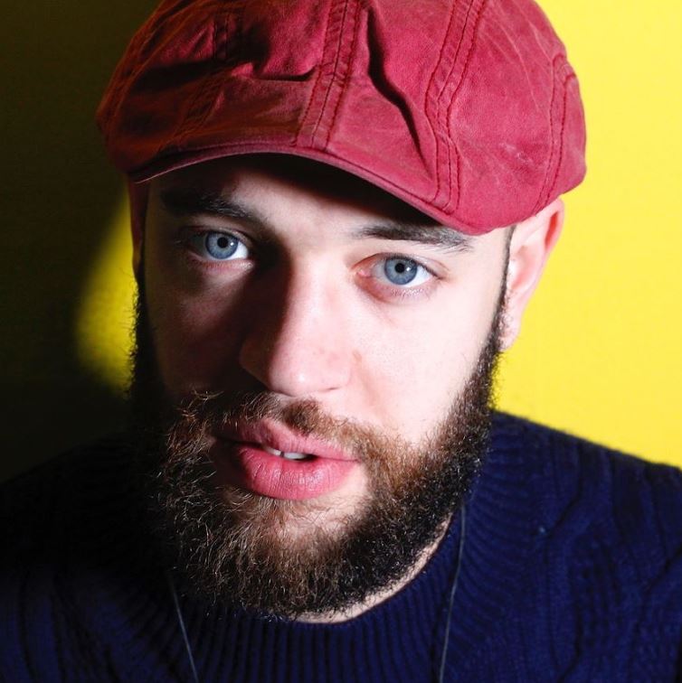 Homme avec une casquette et une barbe