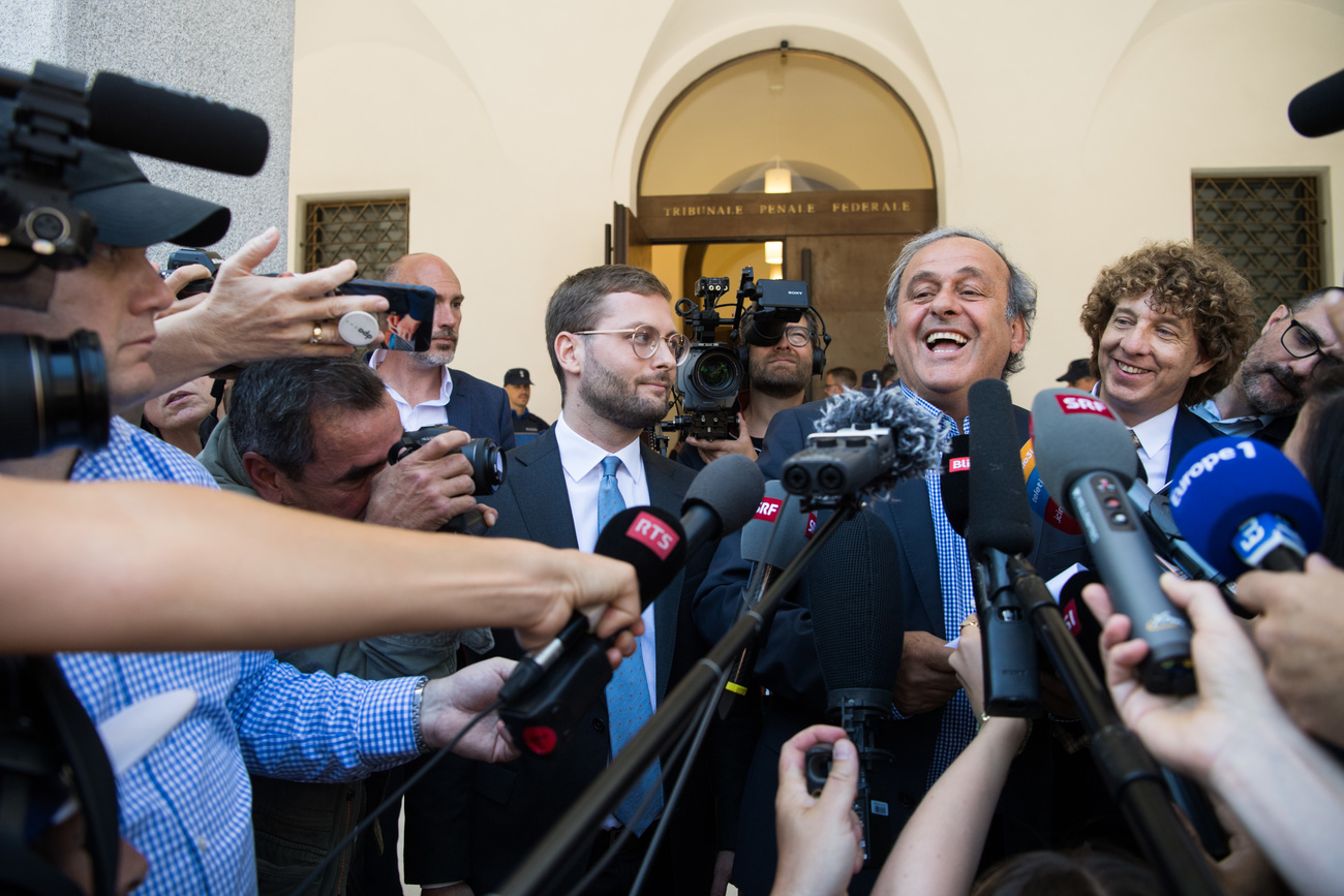 La gioia di Platini davanti alla stampa dopo la lettura della sentenza.