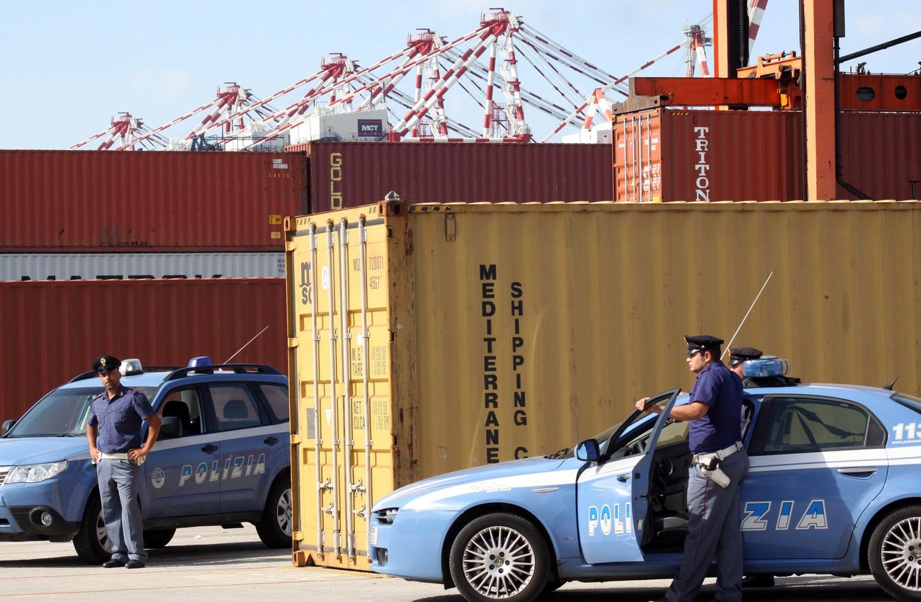 Polizia al porto di Gioia Tauro in Calabria, uno dei porti che la ndragnheta usa per il suo traffico di cocaina.