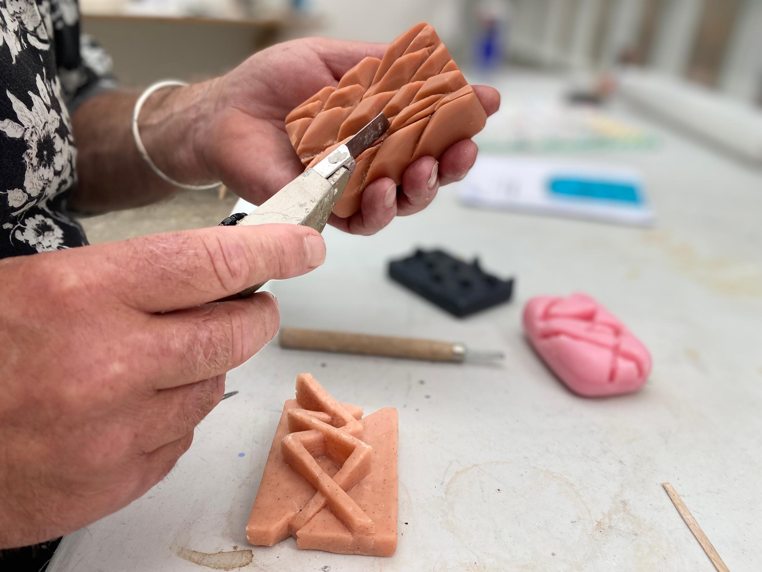 Beat Zoderer schnitzt Seifen in seinem Atelier