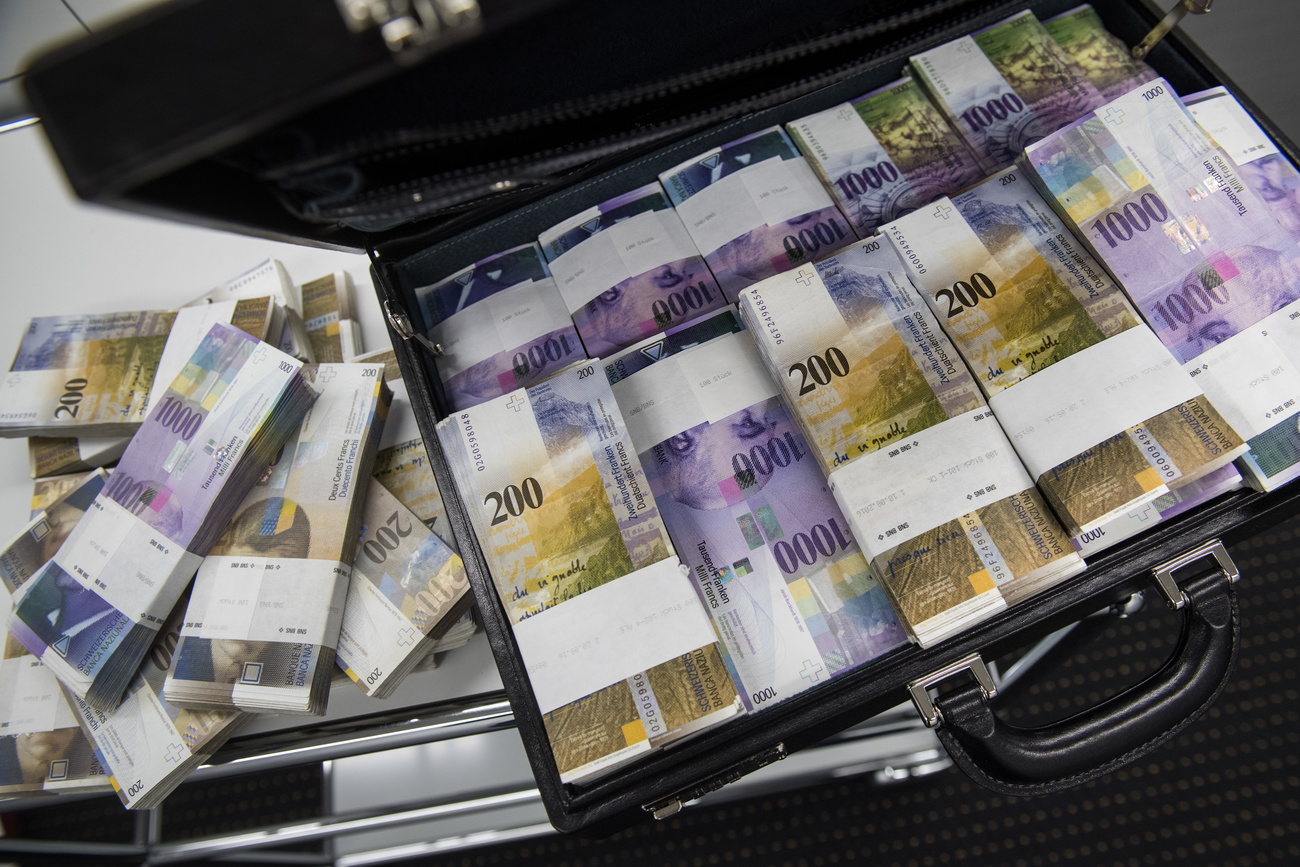 Billets de banques suisses dans une mallette
