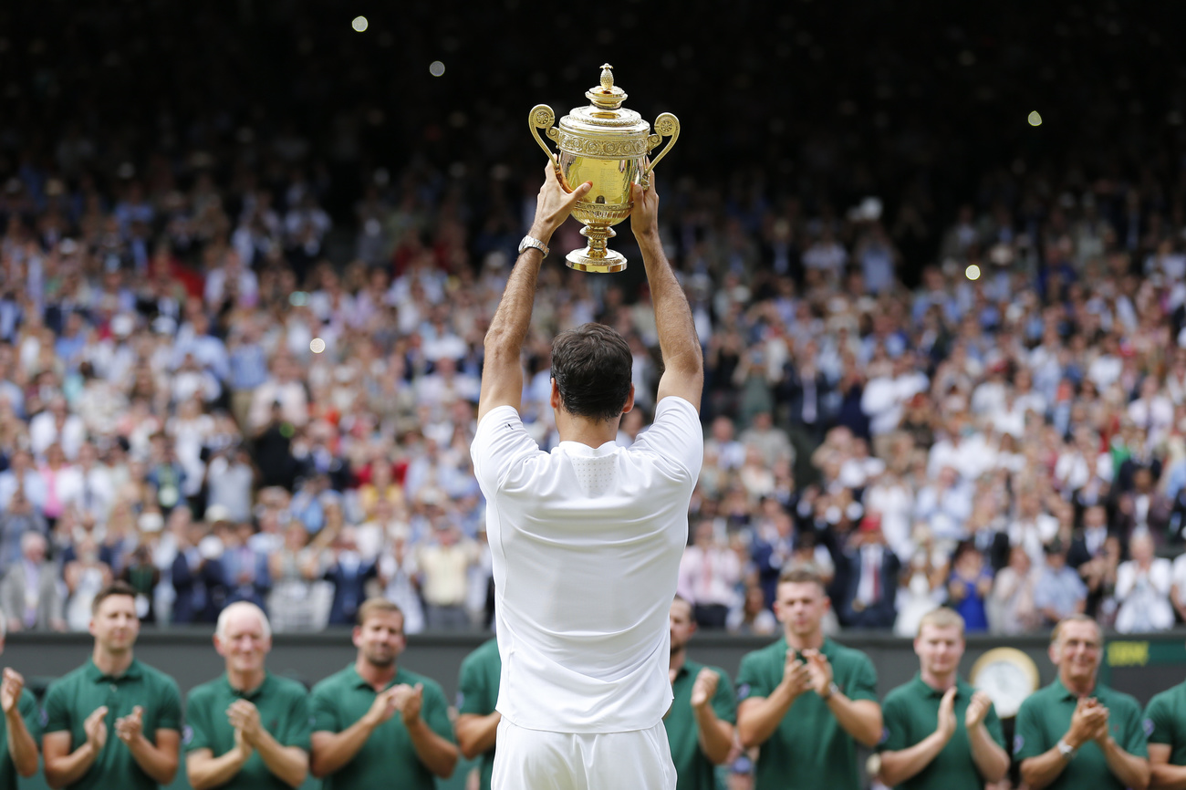 Federer con la coppa di Wimbledon nel 2017.