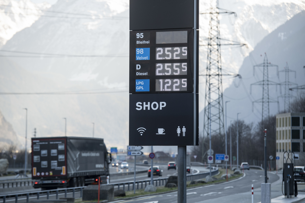 I prezzi della benzina in una stazione autostradale.
