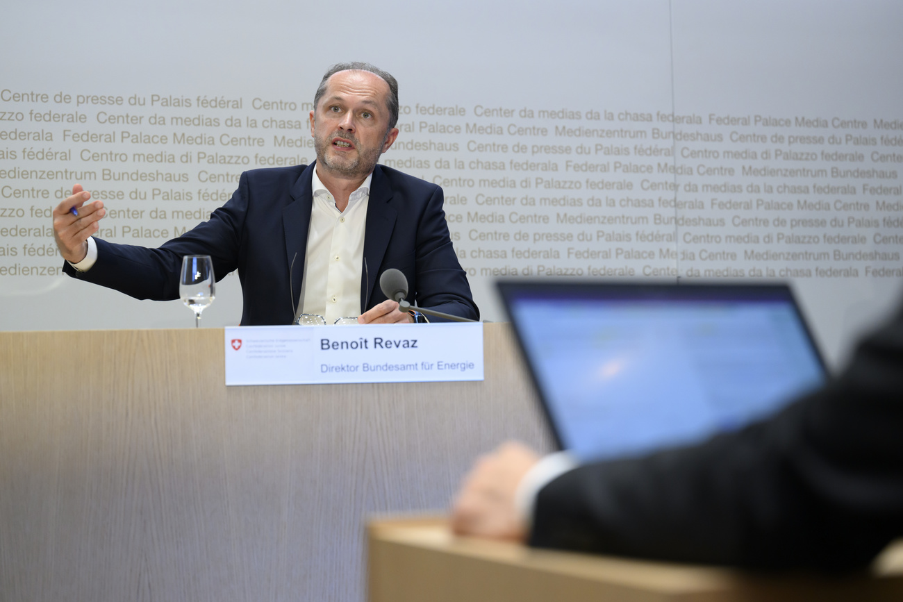 Homme assis en train de parler