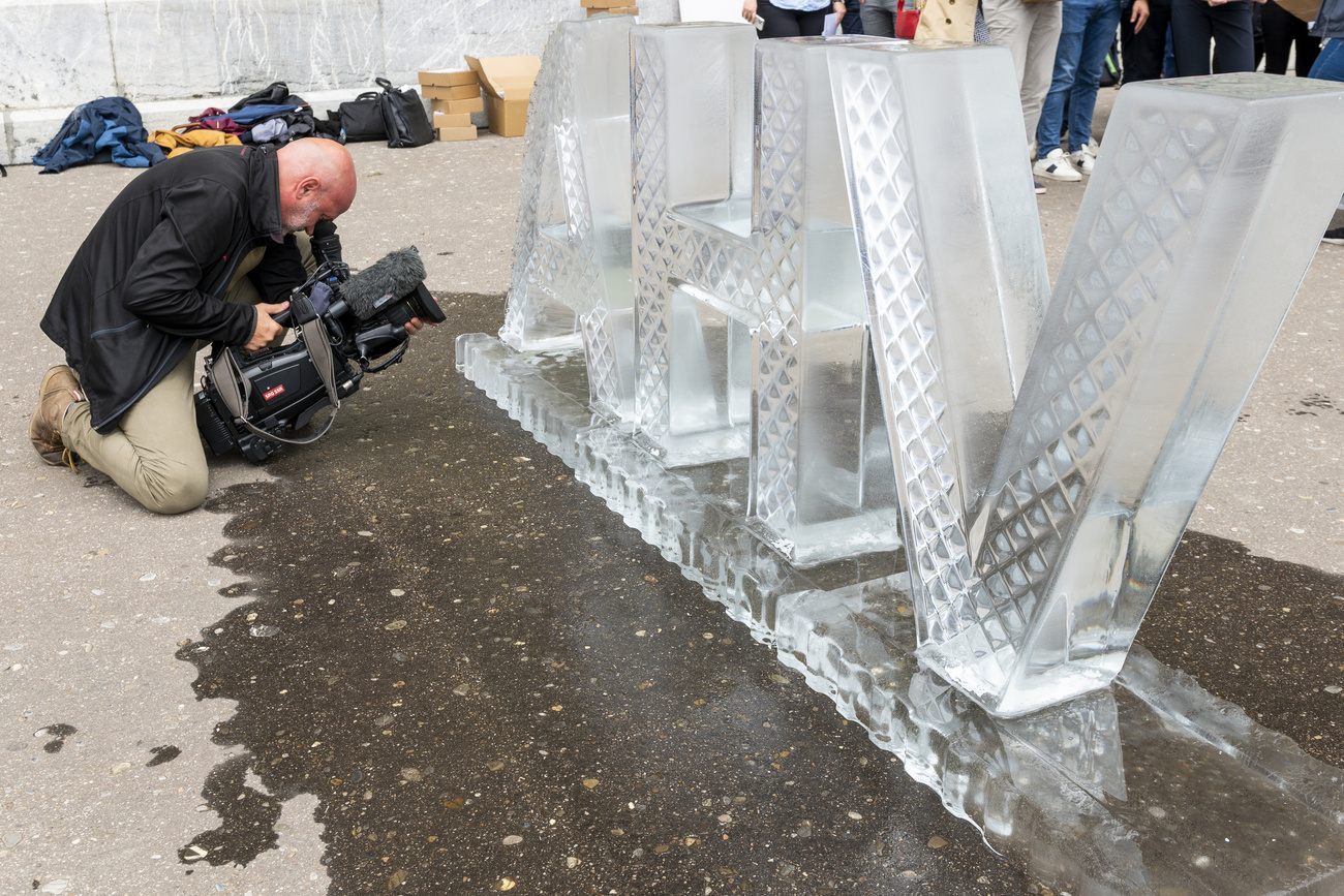 Eisskulptur aus den Buchstaben A, H und V (AHV)