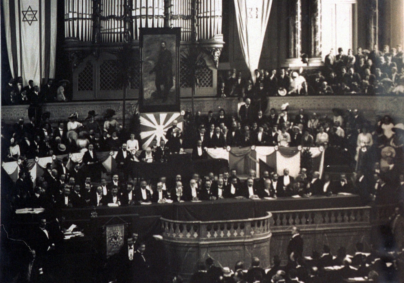 Altes Foto in Schwarz-Weiss von einem Kongress in einem Saal