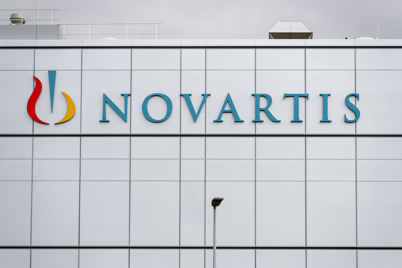 scritta NOVARTIS su facciata di edificio