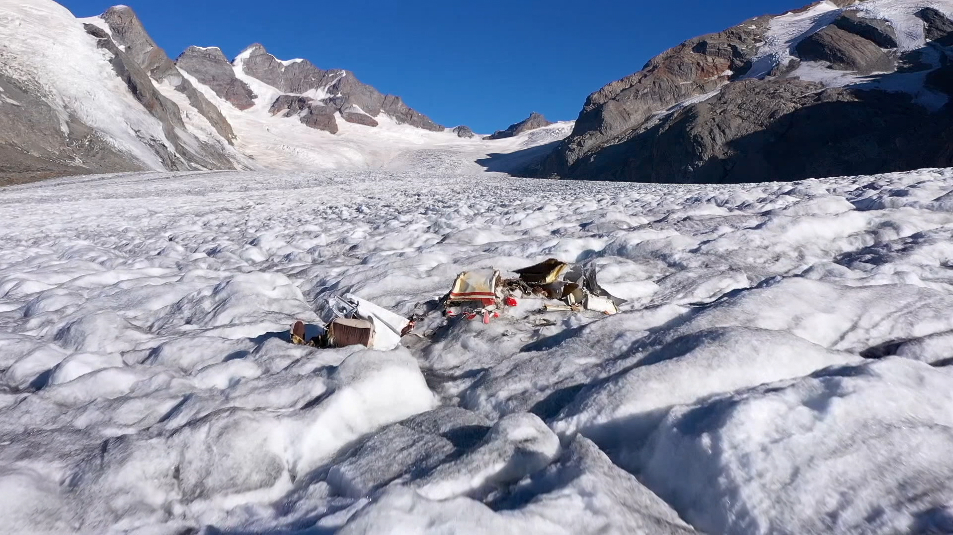 обломки самолета на леднике