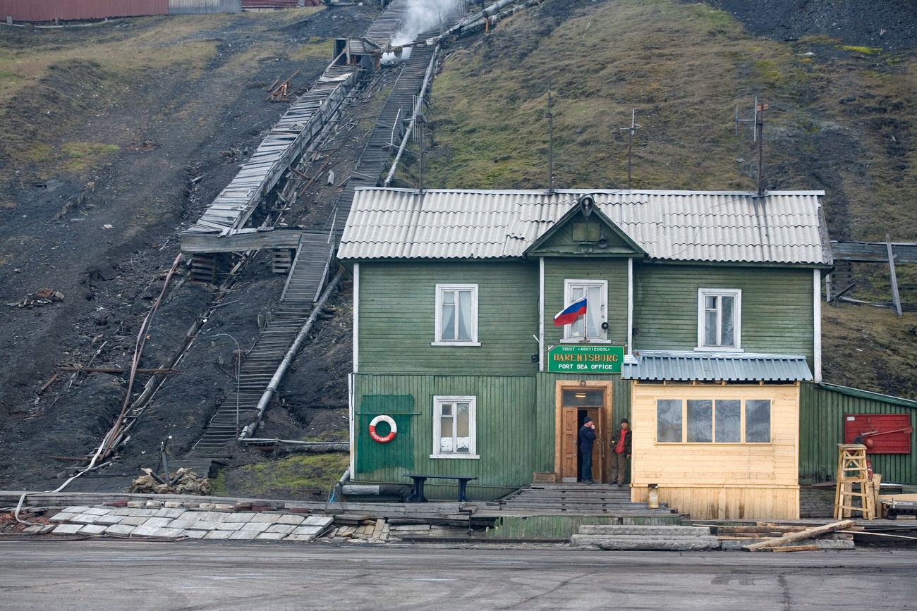 Büro der Hafenbehörde in Barentsburg mit russischer Flagge in weiss-rot-blau.