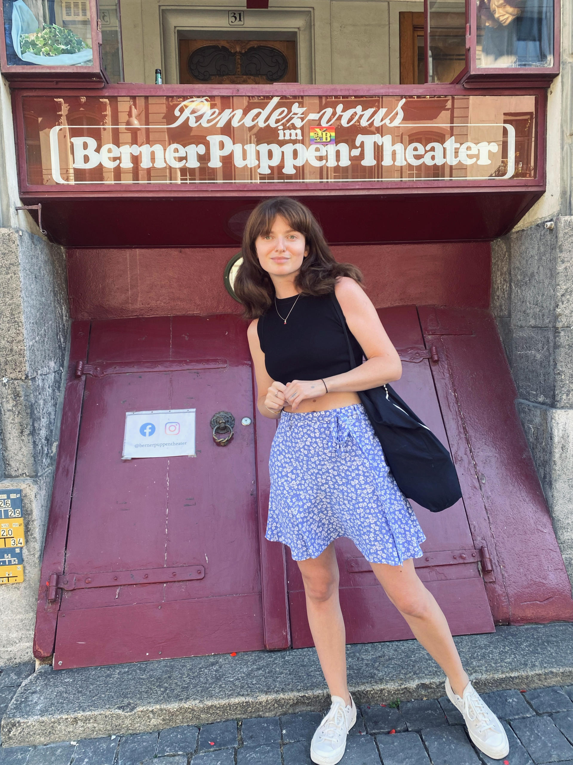 Viktoriia frente a entrada de teatro