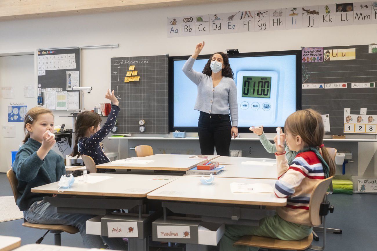 Lehrerin vor einer Klasse